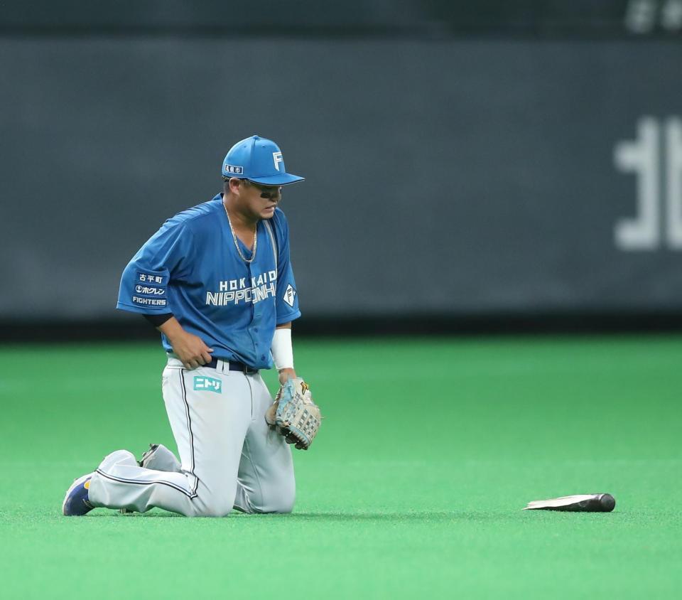 日本ハム 三塁手の佐藤に折れたバットが当たる うずくまり球場騒然もプレー続行 野球 デイリースポーツ Online
