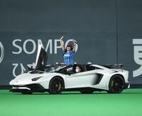 　試合前のスペシャル・ミニライブにランボルギーニに乗って登場した大黒摩季（撮影・中島達哉）