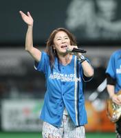　試合前のスペシャル・ミニライブで熱唱する大黒摩季（撮影・中島達哉）