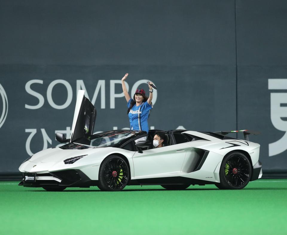 　試合前のスペシャル・ミニライブにランボルギーニに乗って登場した大黒摩季（撮影・中島達哉）