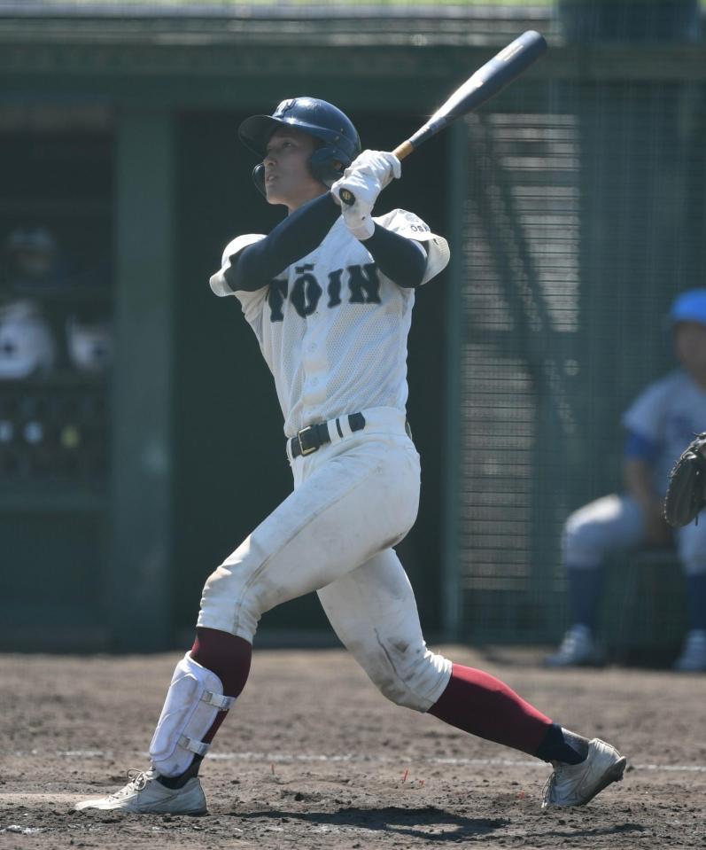 　８回、本塁打を放つ大阪桐蔭・松尾汐恩（撮影・石井剣太郎）