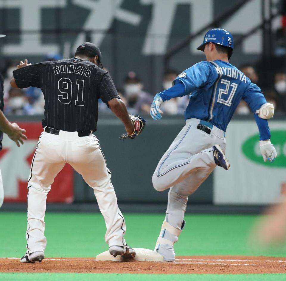 　７回、一塁への適時内野安打で出塁する清宮幸太郎（撮影・中島達哉）