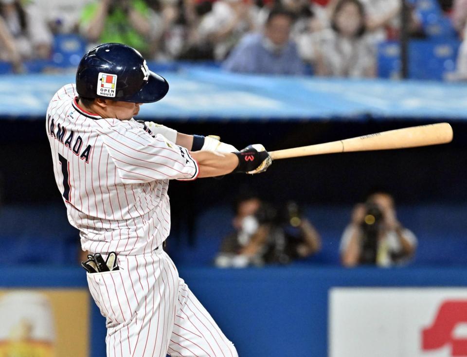 　６回、山田が左越えに勝ち越しソロを放つ