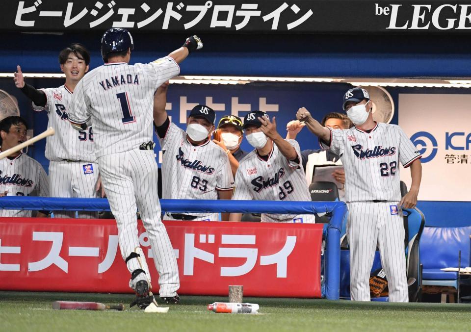 　６回、左越えソロを放った山田を出迎える高津監督（撮影・佐々木彰尚）