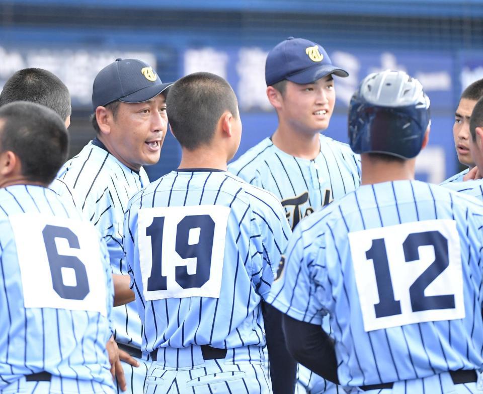 　８回、ナインに指示を出す原監督（左奥）＝撮影・伊藤笙子