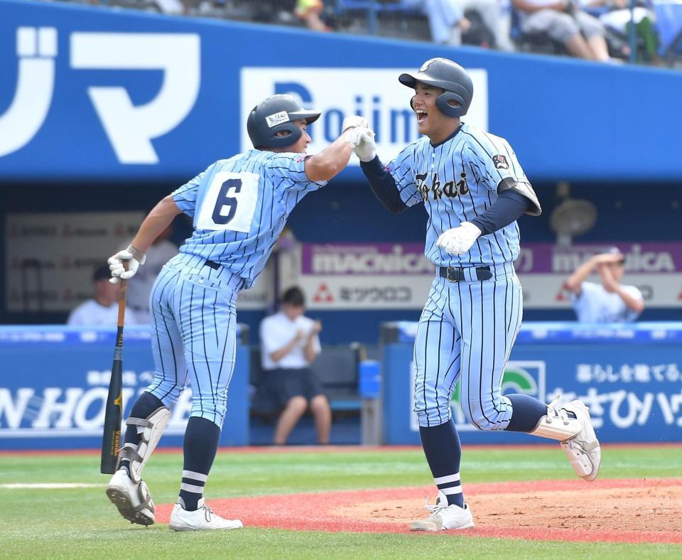 　６回、左中間へソロを放った求航（右）＝撮影・伊藤笙子