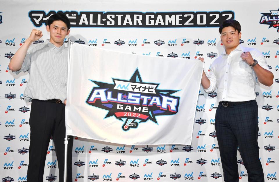 　オールスター戦を前にしたイベントで写真に納まる佐々木朗（左）と村上（代表撮影）