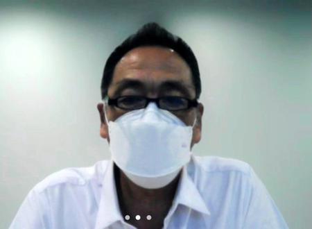 　選手会の臨時大会後会見でオンラインで対応する森事務局長