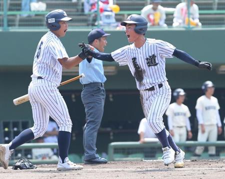 　１回、坂本の適時二塁打で先制の生還を果たし、今井（左）とタッチを交わす古本（撮影・立川洋一郎）