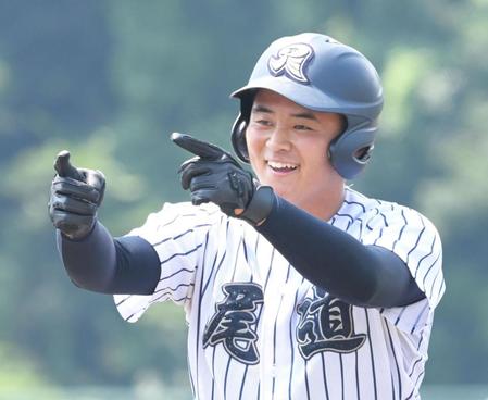 　１回、中前へ適時打を放ちベンチへ向かって笑顔を見せる山中（撮影・立川洋一郎）