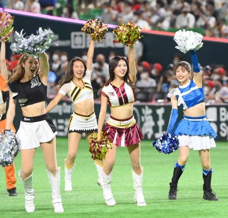 　オープニングでダンスを披露する各球団のチアガール（撮影・堀内翔）