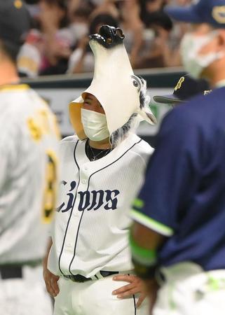 　かぶりものを着けてオープニングに登場した西武・山川（撮影・堀内翔）