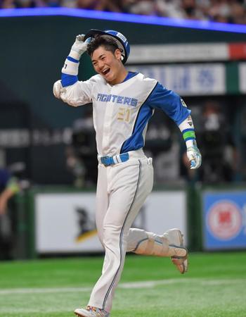 　サヨナラ本塁打を放ち笑顔で生還する日本ハム・清宮（撮影・神子素慎一）