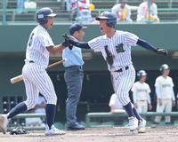 　１回、坂本の適時二塁打で先制の生還を果たし、今井（左）とタッチを交わす古本（撮影・立川洋一郎）