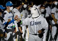 　馬の面をかぶってグラウンドへ飛び出す西武・山川（撮影・田中太一）