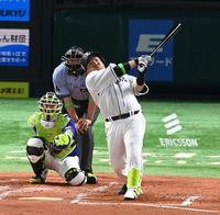 　２回、西武・山川は左越えにソロを放つ（撮影・山口登）