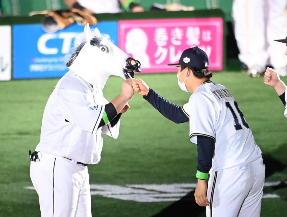 　西武・山川は馬のかぶり物をして登場する（撮影・山口登）