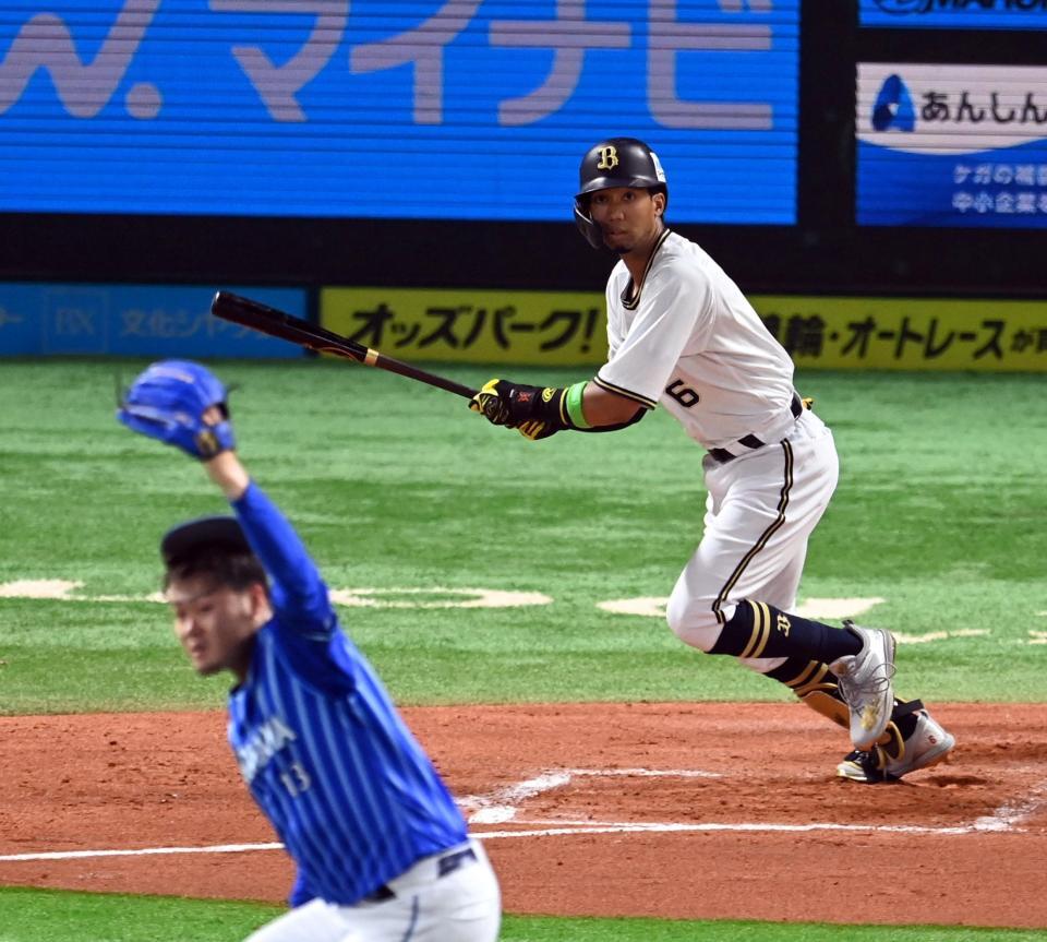 　６回、オリックス・宗は中前に同点適時打を放つ（撮影・山口登）