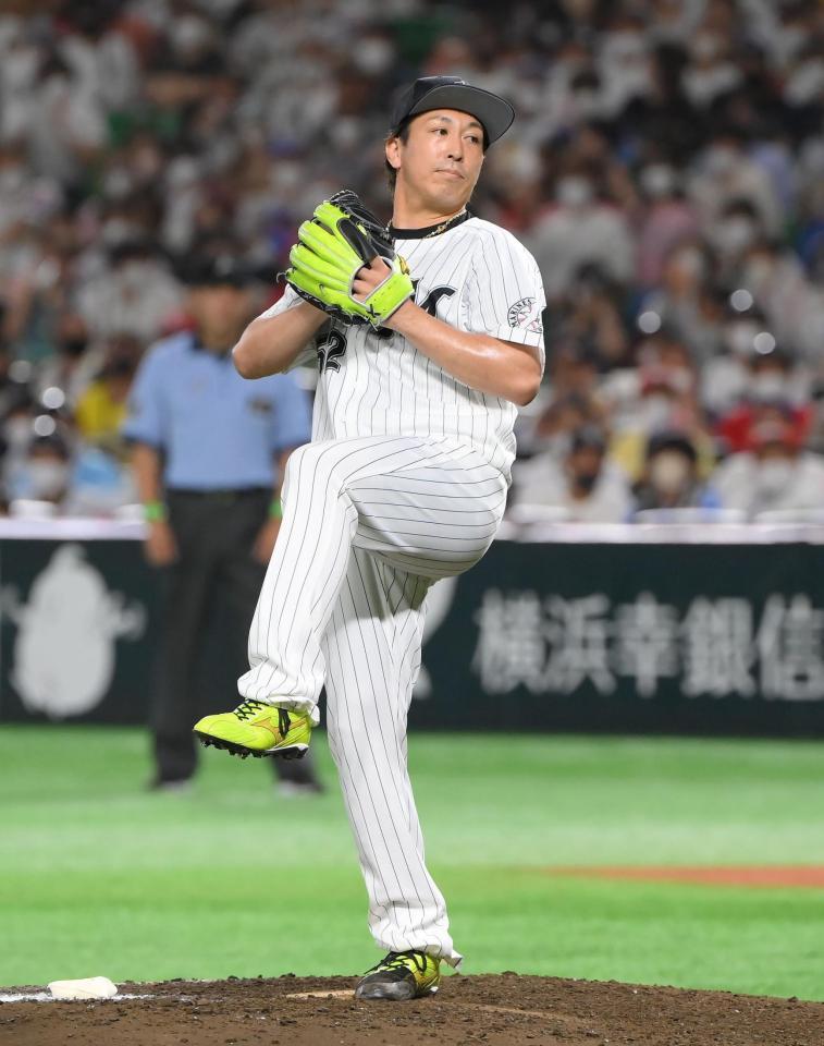 　変則的な投球フォームのロッテ・益田（撮影・堀内翔）