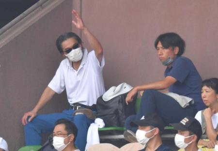 　高松商・浅野を視察する阪神・嶌村球団本部長（左）と渡辺スカウト
