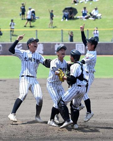 　甲子園出場を決め、チームメートと喜び合う九州学院の村上（左端）