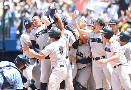 　９回、萩のサヨナラ適時打で優勝を果たし歓喜する横浜ナイン（撮影・高石航平）