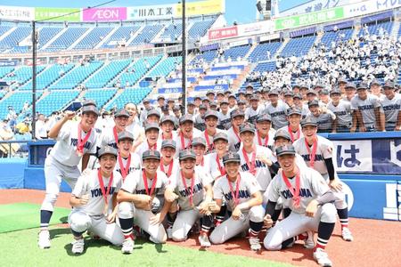 　優勝を果たし、スタンドの部員と一緒に記念撮影する村田監督（左端）ら横浜ナイン（撮影・高石航平）