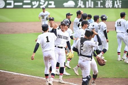 　決勝進出を決め喜ぶ社ナイン