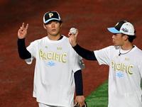 　オリックス・山本由伸（左）は西武・水上由伸にアドバイスする（撮影・山口登）