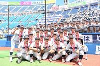 　優勝を果たし、スタンドの部員と一緒に記念撮影する村田監督（左端）ら横浜ナイン（撮影・高石航平）