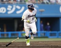 　１回、中前打を放つヤクルト・村上