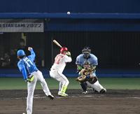 　８回、日本ハム・伊藤は広島・坂倉に超スローボールを投げる（撮影・山口登）