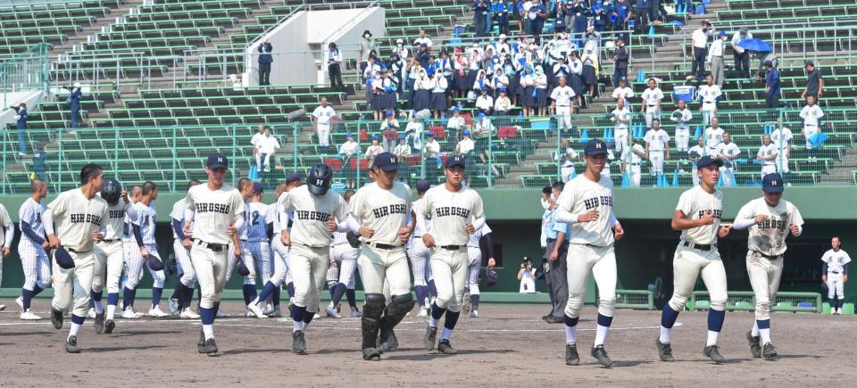 　尾道に敗れて準決勝敗退が決まりベンチへ引き揚げる広島商ナイン