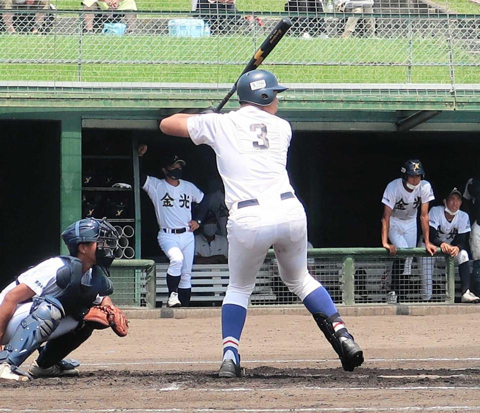 　２本の適時二塁打で打線をけん引した履正社・橘高