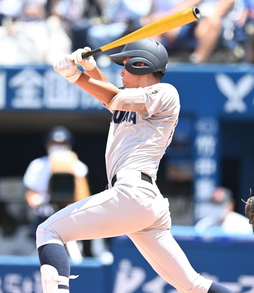 　９回、サヨナラ適時打を放つ横浜・萩（撮影・高石航平）