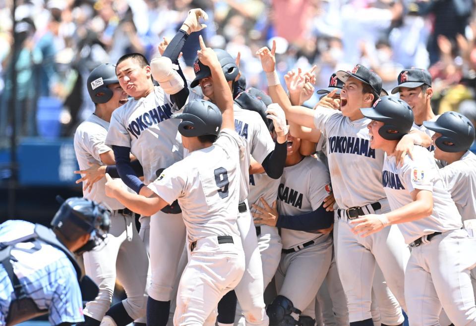 　９回、萩のサヨナラ適時打で優勝を果たし歓喜する横浜ナイン（撮影・高石航平）