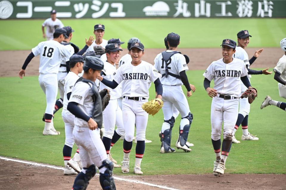 　決勝進出を決め喜ぶ社ナイン