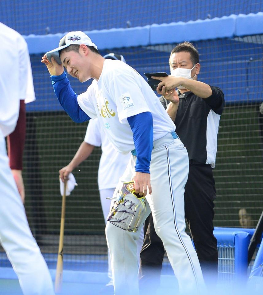 　試合前の円陣で声出しをした日本ハム・清宮