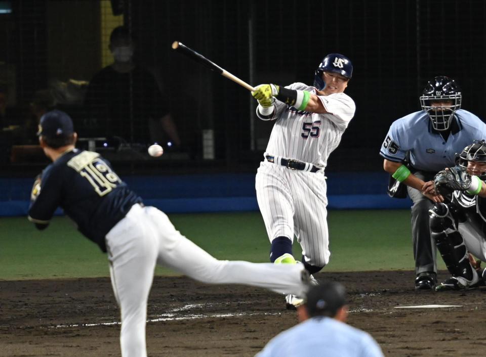 ３回、ヤクルト・村上はオリックス・山本から右前打を放つ