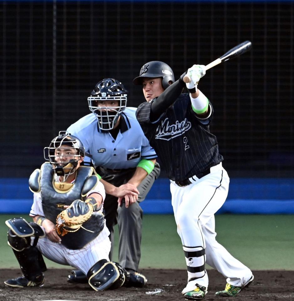 　２回、ロッテ・松川は右前に同点適時打を放つ（撮影・山口登）