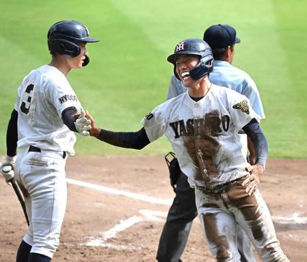 　８回、岡本の一ゴロの間に追加点のホームを踏んだ社・福谷（右）