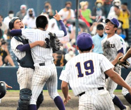 　優勝を決め、捕手・亀田（左端）と抱き合う樹徳のエース・亀井