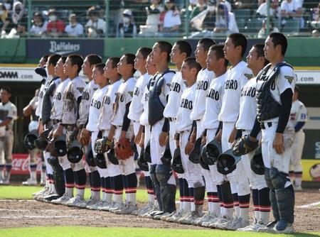 　試合に勝利し、整列する社ナイン（撮影・石井剣太郎）