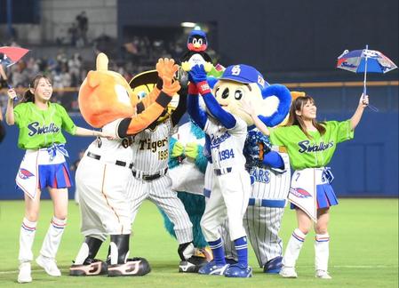 　胴上げされる、つば九郎の人形＝２７日