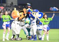 　胴上げされる、つば九郎の人形＝２７日