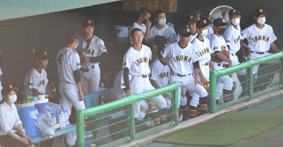 　ベンチで試合開始を待つ生駒ナイン