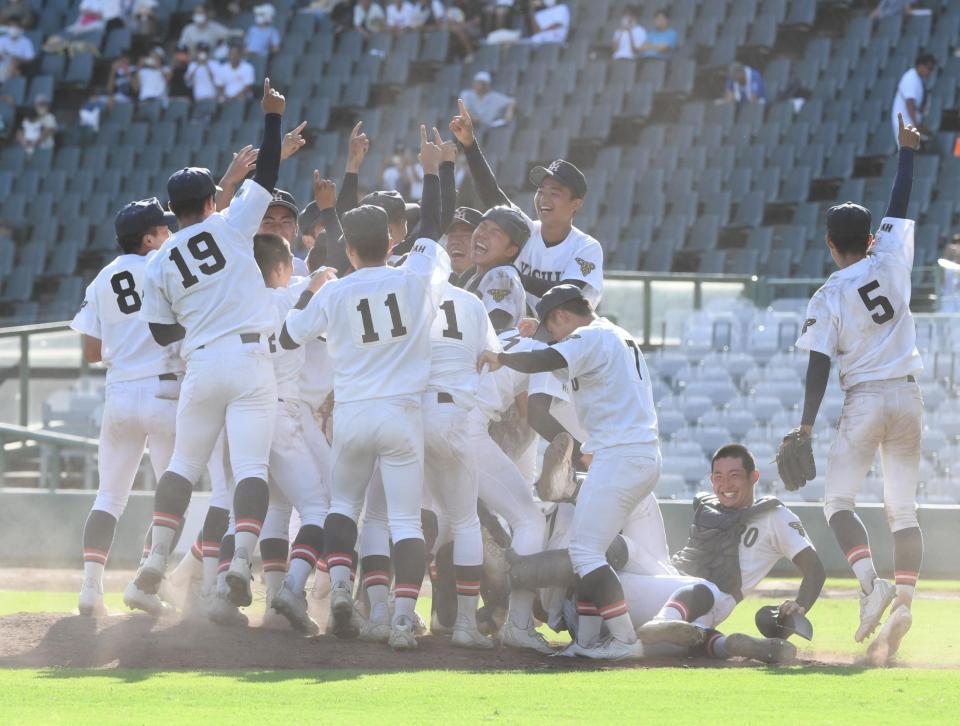 　試合に勝利し、喜ぶ社ナイン（撮影・石井剣太郎）