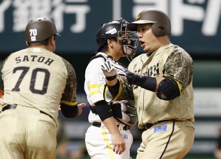 　４回、勝ち越し３ランを放ちタッチを交わす山川