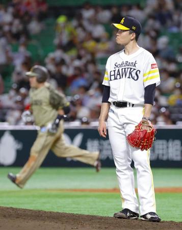 　４回、山川（奥）に勝ち越し３ランを浴びた千賀