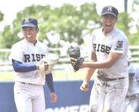 　関西創価に競り勝ち、喜ぶ履正社・増田（左）